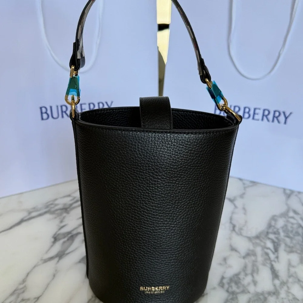 Burberry SM Bucket Bag‎ Black Pebbled Leather Interior Vintage Check 8084035